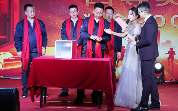 黄石UED官网2024年终晚会：凝心聚力，共创鲜丽！